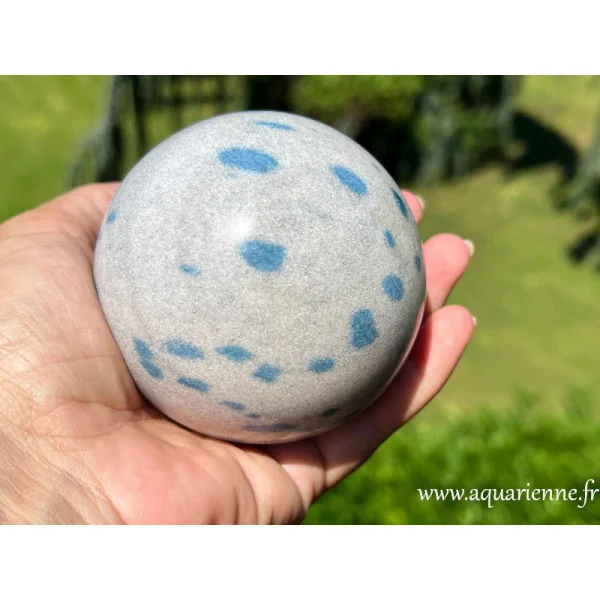 Élevez votre vibration et cultiver l’harmonie intérieure avec cette sphère de quartz à lazulite de Madagascar. Pièce unique.