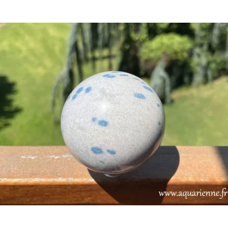 Pièce unique capturée en lumière naturelle, cette sphère de quartz lazulite favorise calme, détente, clairvoyance.