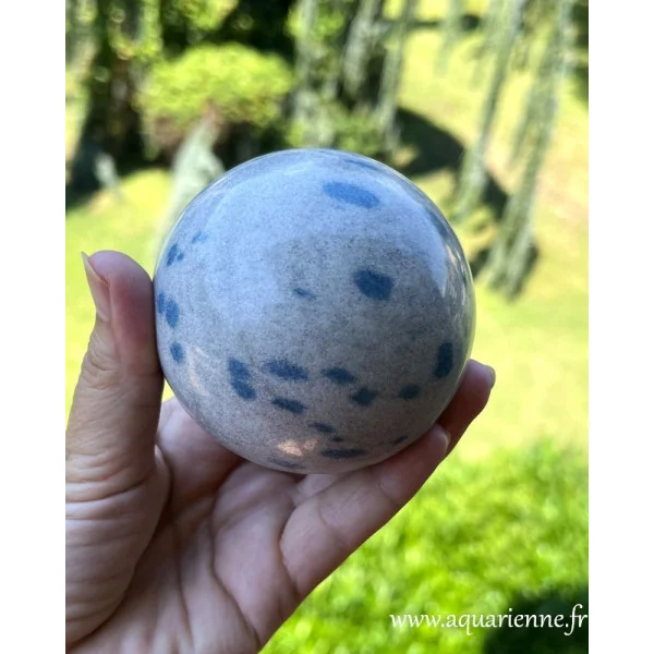 Une pièce unique, une énergie inégalée : la fusion parfaite du quartz et de la lazulite. Sphère polie ø 80 mm / 788 g.