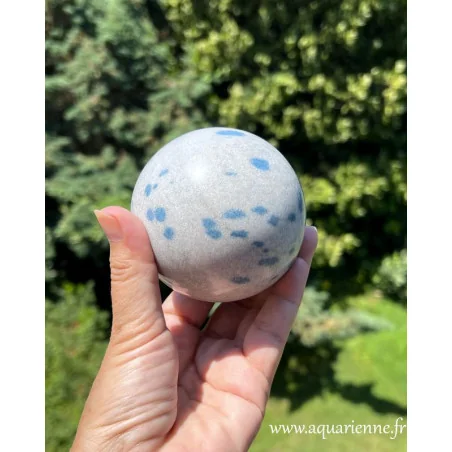 Cette sphère en quartz lazulite inonde l'atmosphère de calme, d'harmonie et de clarté. Pièce unique.