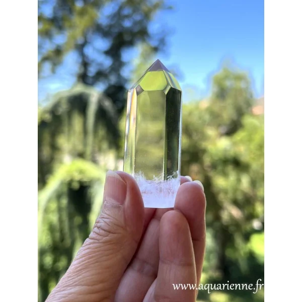 Pointe de Quartz clair 7cm, photo à la lumière du jour – Aquarienne Boutique