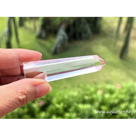 Équilibrez vos chakras en harmonie avec la lumière grâce à cette pointe de 63 mm en Cristal de Roche de Madagascar.