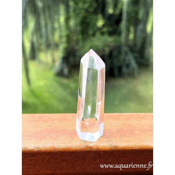 Les pointes en Cristal de roche sont excellentes pour purifier les espaces. Pointe quartz clair de 6,3cm et 65g. Pièce unique.