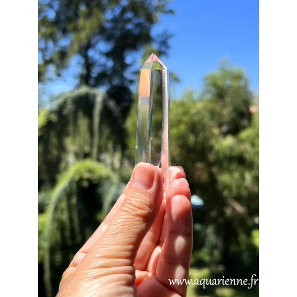 Pointe de Quartz clair 6,3cm, photo à la lumière du jour – Aquarienne Boutique