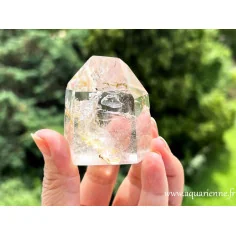 Pointe de Quartz clair de Madagascar avec inclusions et éclats naturels.