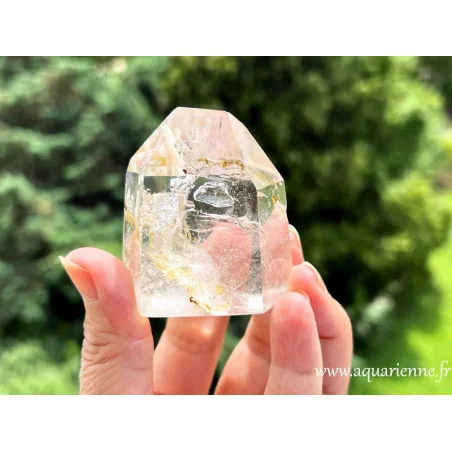 Pointe de Quartz clair de Madagascar avec inclusions et éclats naturels.