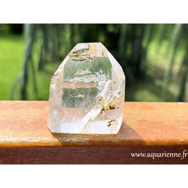 Vue rapprochée des inclusions uniques dans le Cristal de Quartz clair.