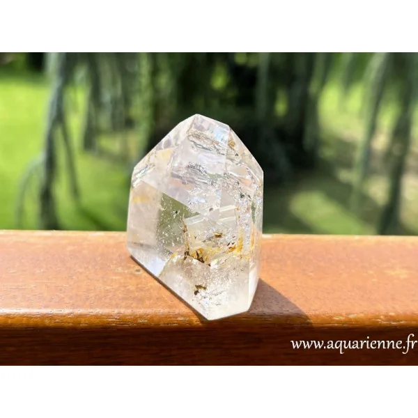Quartz clair unique de Madagascar, inclusions et imperfections naturelles.