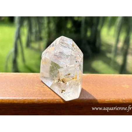Quartz clair unique de Madagascar, inclusions et imperfections naturelles.