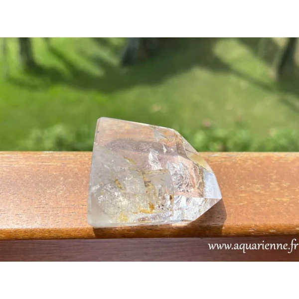 Pointe juste repolie en Quartz clair montrant ses impacts naturels.