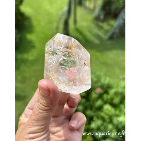Pointe de Quartz clair de 128 g, pièce unique photographiée à la lumière du jour.