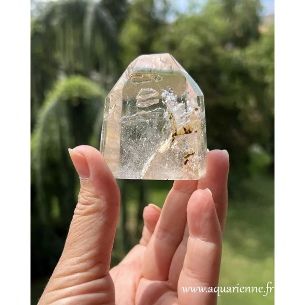Cristal de Quartz clair de 5,9 cm, pièce unique photographiée en lumière naturelle.