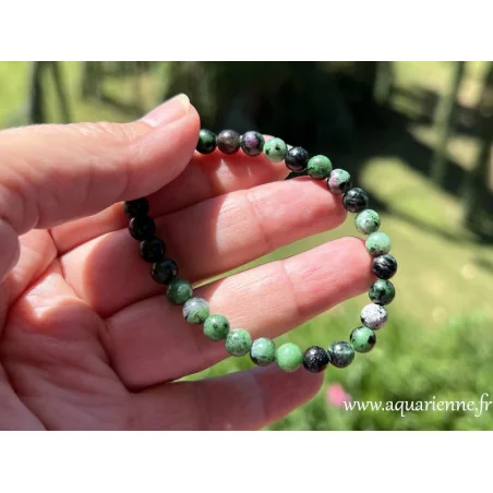 Portez ce bracelet en Rubis Zoïsite pour vous relier à votre puissance personnelle et cultiver l’énergie du renouveau.