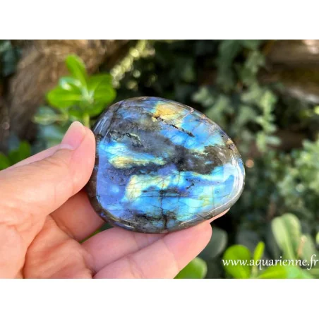 Labradorite de Madagascar à reflets bleus d'un côté et dorés sur l'autre. Galet de 130g et 7cm. Pièce unique.
