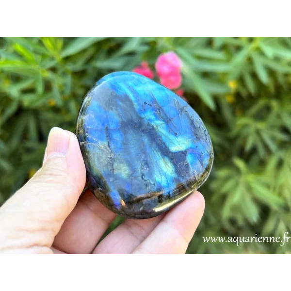 Galet de Labradorite de Madagascar : 130g - 70mm. Pierre magique aux reflets irisés. Pièce unique.