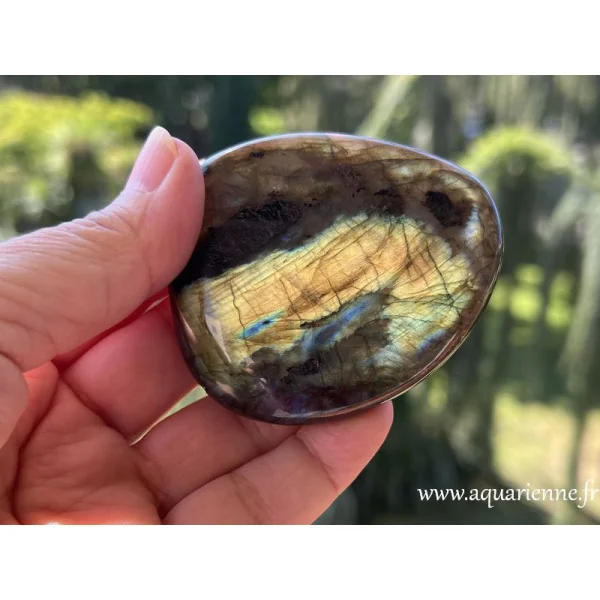 Face aux reflets dorés de ce galet de labradorite de Madagascar. Pièce unique.