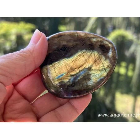 Face aux reflets dorés de ce galet de labradorite de Madagascar. Pièce unique.
