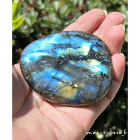 Beau galet de Labradorite aux reflets bleus sur 1 face et dorés sur l'autre. Protection énergétique, méditation, déco.