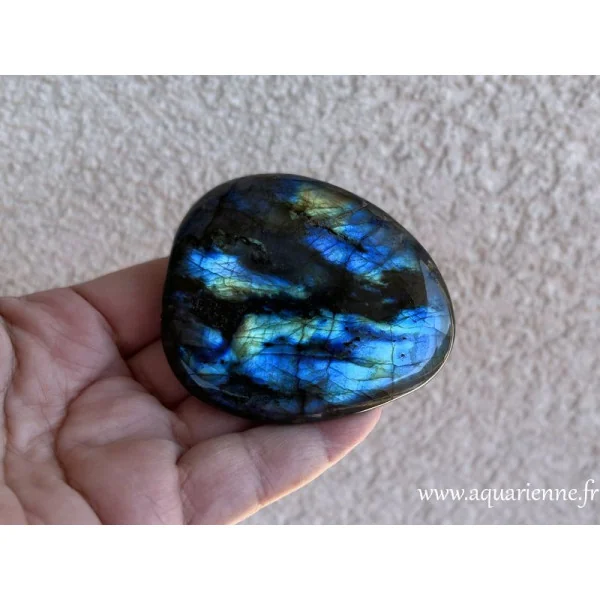Admirez les superbes labradorescences de ce galet de labradorite de Madagascar. Pièce unique 130 g - 70 mm.