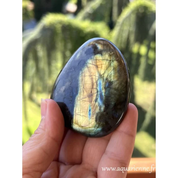 Labradorite, pierre naturelle aux reflets spectaculaires. Galet de labradorite pour décoration, protection, lithothérapie.