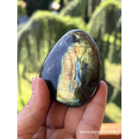 Labradorite, pierre naturelle aux reflets spectaculaires. Galet de labradorite pour décoration, protection, lithothérapie.