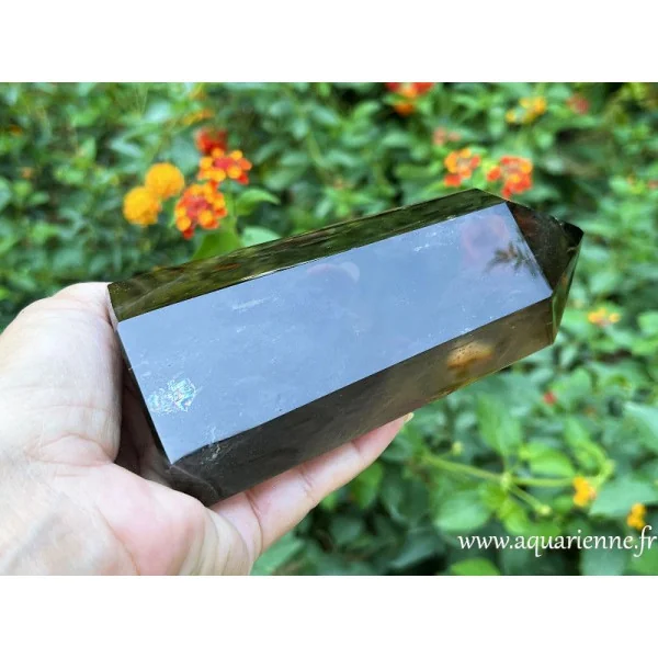 Quartz fumé de Madagascar, pointe repolie : 14 cm - 833 g. Quartz fumé protège des rayonnements nocifs.