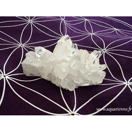Éclat cristallin de Cristal de Roche de Madagascar. Druse brute de cristal de roche : 93g. Pierre de lumière.