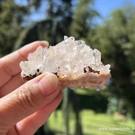 Druse de Cristal de Roche de Madagascar – 97 g. Pierre naturelle brute avec inclusions.