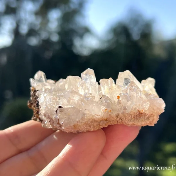 Éclat cristallin de Cristal de Roche de Madagascar. Druse brute de 97g, avec ses inclusions naturelles.