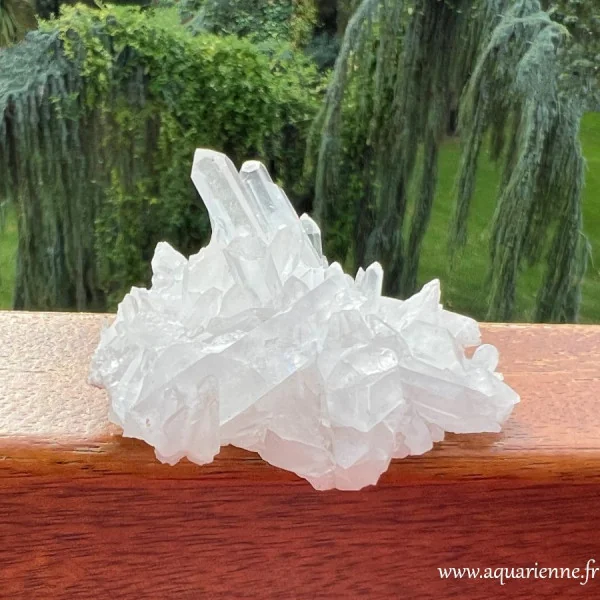 Gerbe lumineuse de pointes de Cristal de roche sur leur roche mère. Druse cristal de roche de Madagascar, 72g.