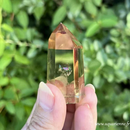 Pointe de Citrine naturelle avec un arc-en-ciel. Joie, optimisme, dynamisme. Pièce unique.