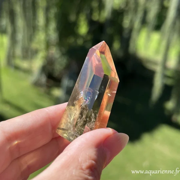 Citrine naturelle avec arc-en-ciel, pointe repolie : 5,4 cm de haut - 48 g. Pièce unique.