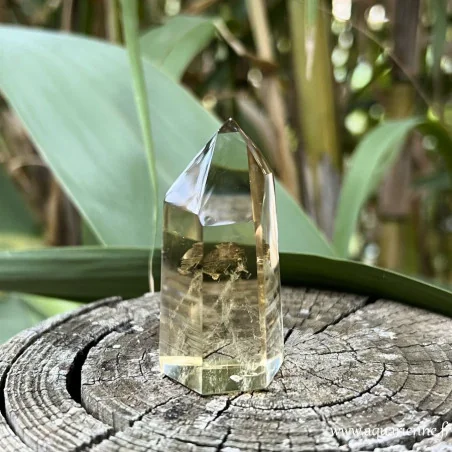 Cristal de Citrine naturelle, monopointe de 54mm. Citrine est une pierre solaire qui apporte joie et bonne humeur.