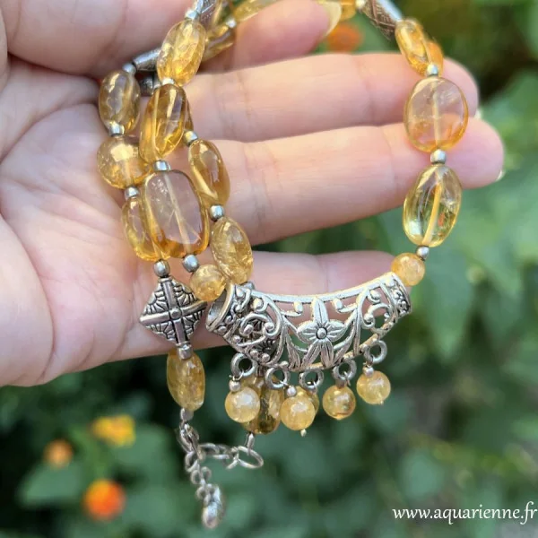 Fleur de Mogra ciselée dans le pendentif de ce collier indien en perles ovales de Citrine.