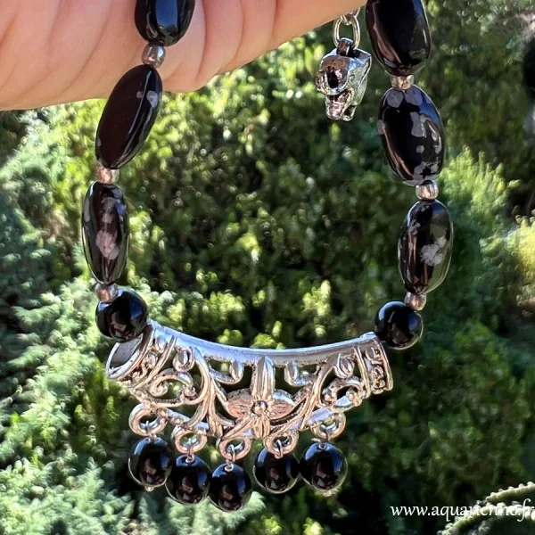 Vue rapprochée du collier pendentif Mogra en métal argenté et Obsidienne Flocon de Neige