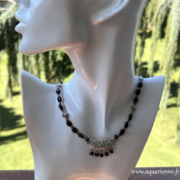 Bijou artisanal d’Inde en Grenat, orné d’une fleur de Mogra ciselée et d’une pampille éléphant.