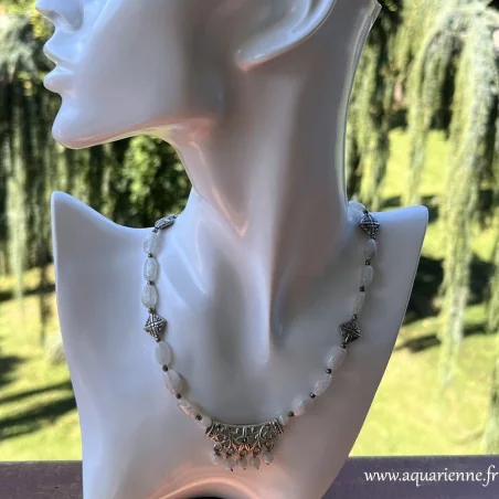 Bijou artisanal d’Inde en Pierre de Lune, orné d’une fleur Mogra et d’une pampille éléphant.
