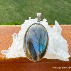 Pendentif en pierre de Labradorite, serti clos argent 925. Pièce unique, vous recevez le pendentif présenté sur les photos.