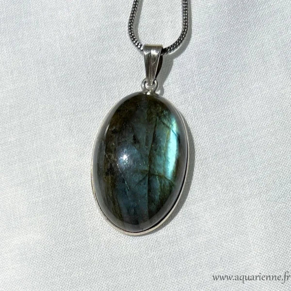Argent 925 et labradorite aux reflets bleutés pour ce pendentif de 45mm.