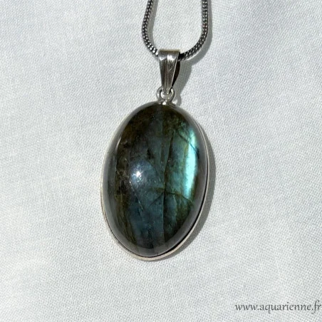 Argent 925 et labradorite aux reflets bleutés pour ce pendentif de 45mm.