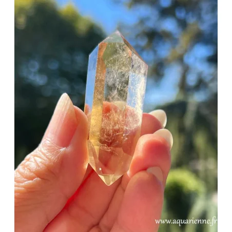 Givres de croissance dans cette pointe biterminée de citrine de Madagascar. Pierre naturelle.