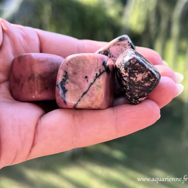 Cube de Rhodonite du Pérou de 2 à 3 cm. Apaisement du coeur, compassion, guérison émotionnelle.