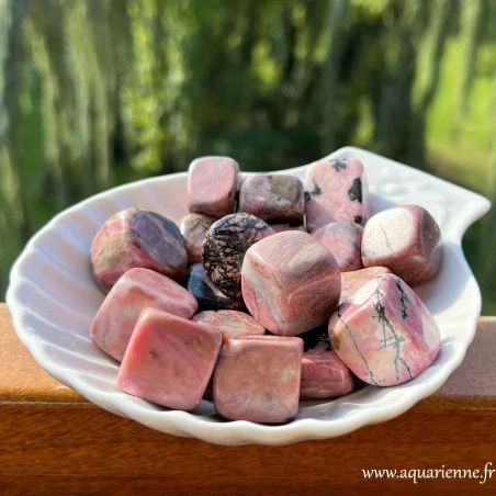 Si vous ressentez de la colère envers vous ou autrui, les pierres de Rhodonite sont là pour vous aider.