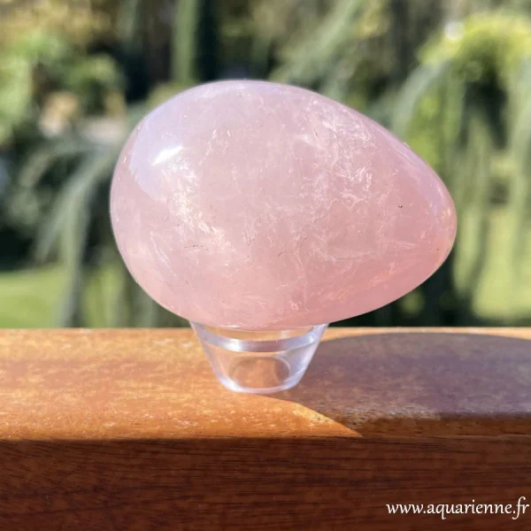Vue de côté de cet œuf de Quartz rose de Madagascar. Pierre d'amour associée au chakra du cœur.