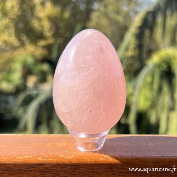 Symbole d'amour et de renouveau, cet œuf en Quartz de Madagascar apporte une douce énergie d'amour.