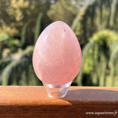 Œuf en Quartz rose de Madagascar 232 g – vue de face, inclusions visibles. Pièce unique.