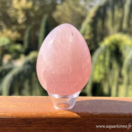 Œuf en Quartz rose de Madagascar 232 g – vue de face, inclusions visibles. Pièce unique.