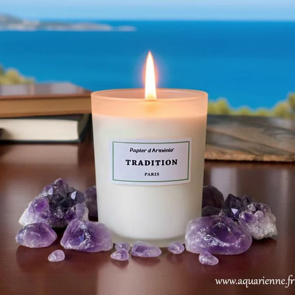 Fidèle à l’esprit Papier d’Arménie®, la bougie Tradition se rapproche de l’univers olfactif du mythique carnet.
