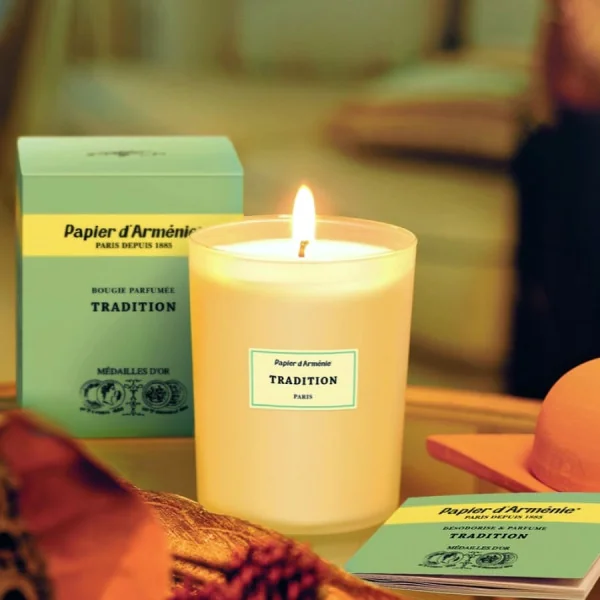 Bougie parfumée Tradition Papier d’Arménie allumée, ambiance chaleureuse