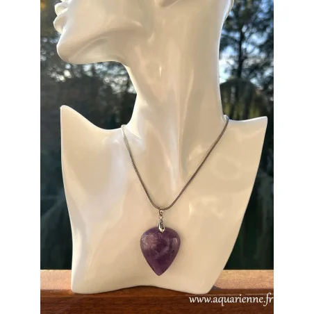 Un talisman de lumière violette au creux du cœur avec ce pendentif forme goutte inversée en Améthyste.